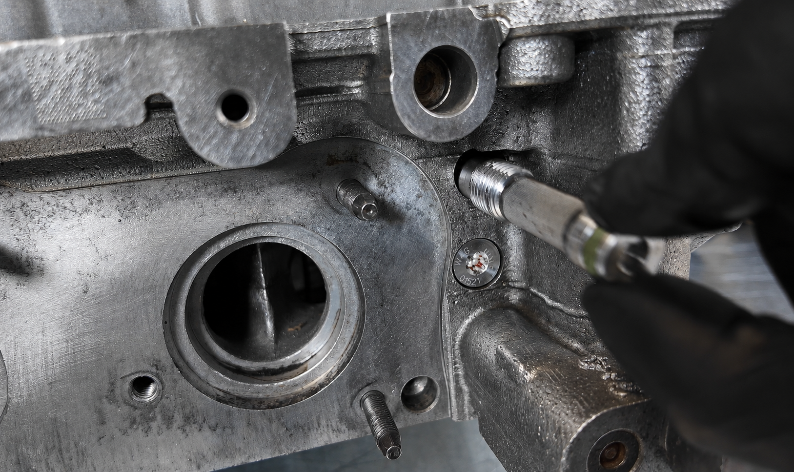 BMW N52 VANOS oil filters in cylinder head